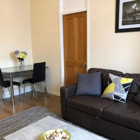 Entire Flat Very Comfortable 1 Bedroom Londra Esterno foto