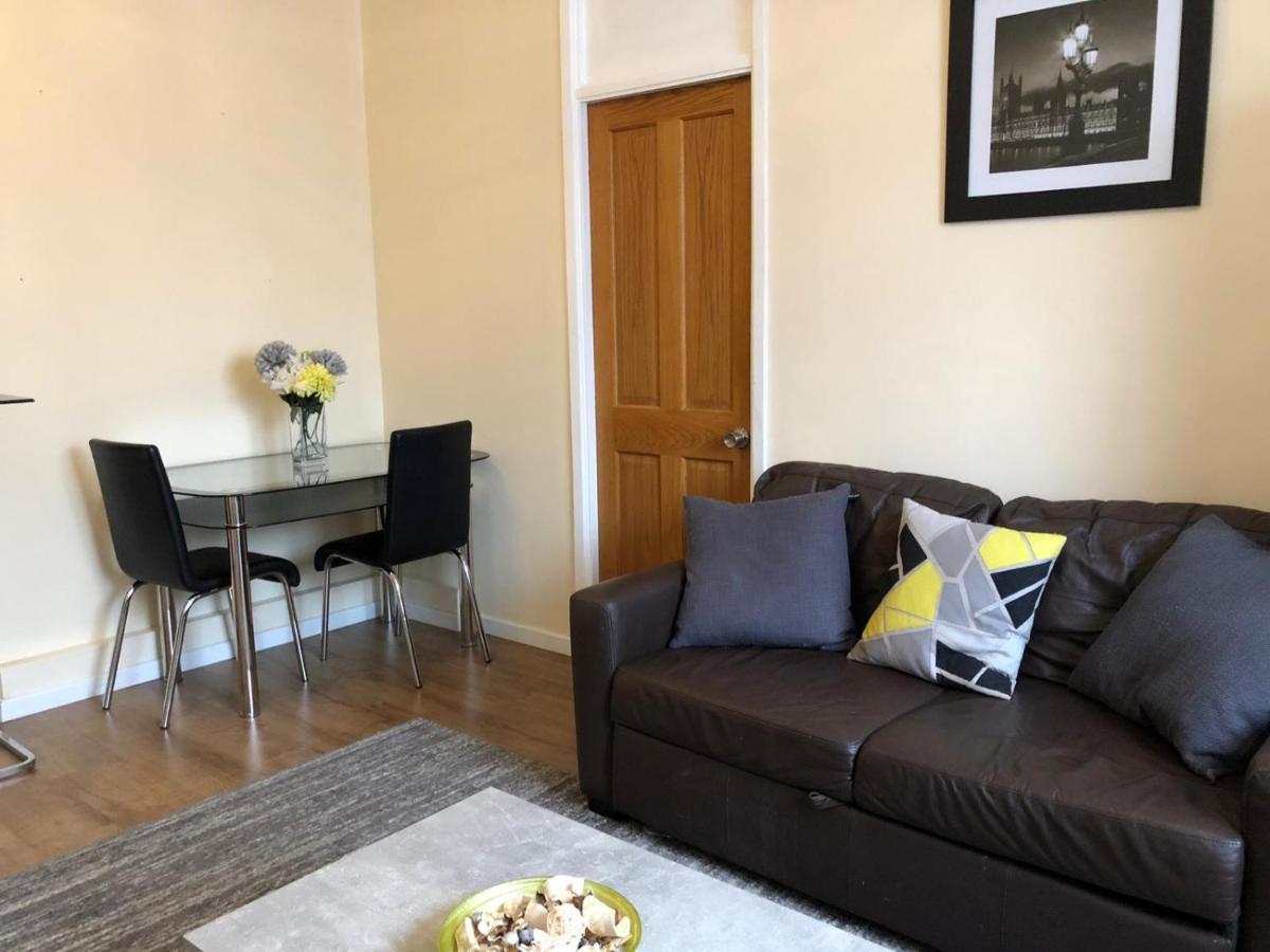 Entire Flat Very Comfortable 1 Bedroom Londra Esterno foto